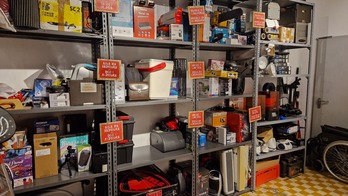 Aritz Txokarro, en la Trastoteka en la que han convertido las taquillas de la Tafallesa.