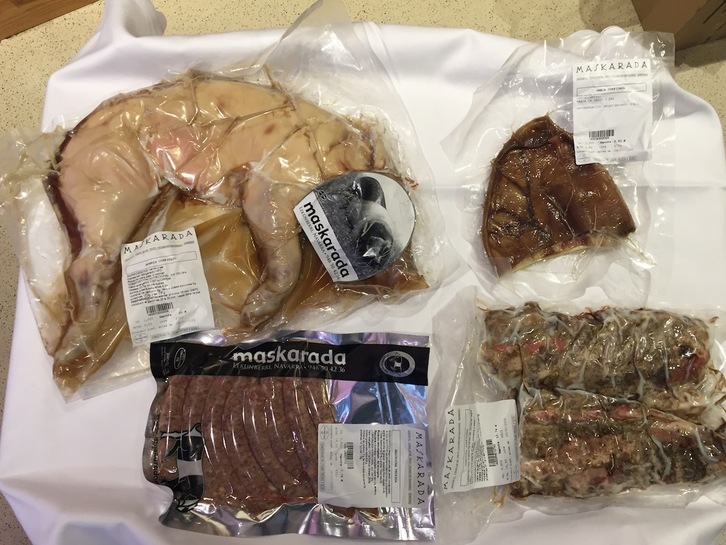 Una muestra de los platos cocinados que elabora Maskarada: gorrín confitado, oreja, salchichas trufadas y costilla confitada. 