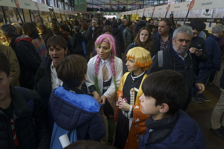 Manga komikietatik ateratako pertsonaiak, irakurleen bila Landakon.