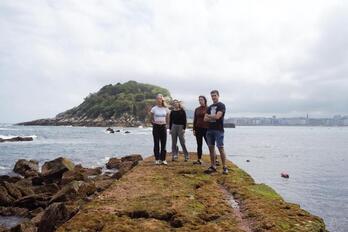 Antiguako taldeak bertako itsaslabarrean ikusi ditzake Indabe taldekoak argazkian.