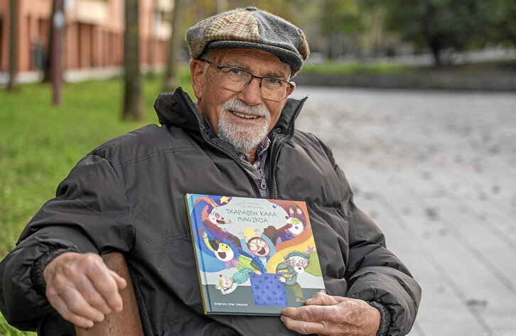 Txapas, argitaratu berri den ipuin-diska eskuetan duela, Zarautzen egindako elkarrizketan.