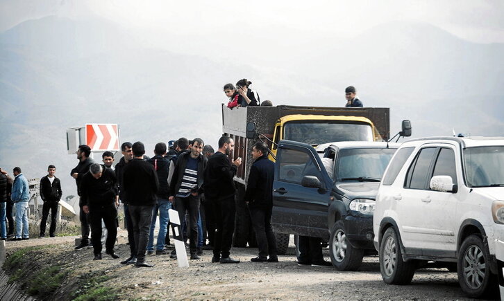 Desplazatuen ilara luzea Nagorno Karabakhetik ihes egiteko.