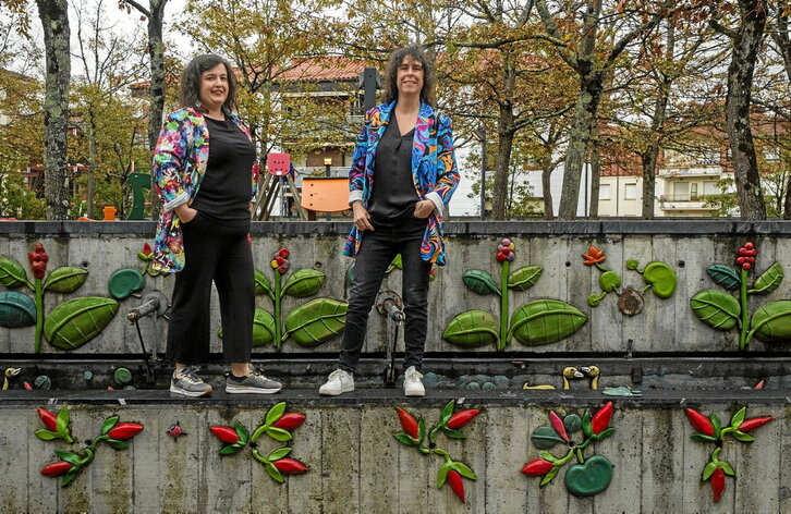 Mirari Martiarena eta Idoia Torregarai, Usurbilen. Bertan hartzen du Mirarik Idoia kotxean. Orduan hasten da emanaldia.