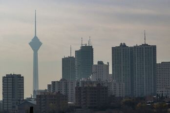 La capital iraní, Teherán, cubierta por el ‘smog’ este miércoles. 