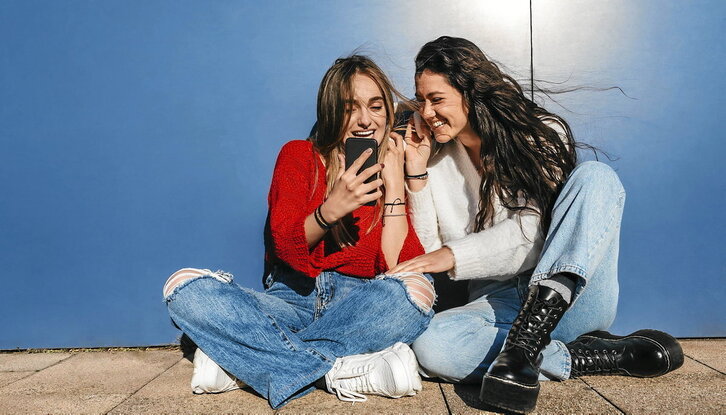 Gazteenen artean nabarmenagoa da audioak eta bideoak azkarrago ikusteko joera. Podcasten kasuan ere asko ematen da fenomeno hori.