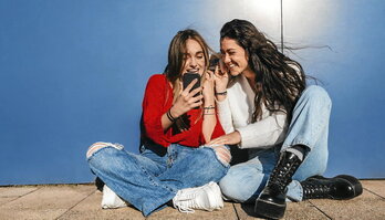 Gazteenen artean nabarmenagoa da audioak eta bideoak azkarrago ikusteko joera. Podcasten kasuan ere asko ematen da fenomeno hori.