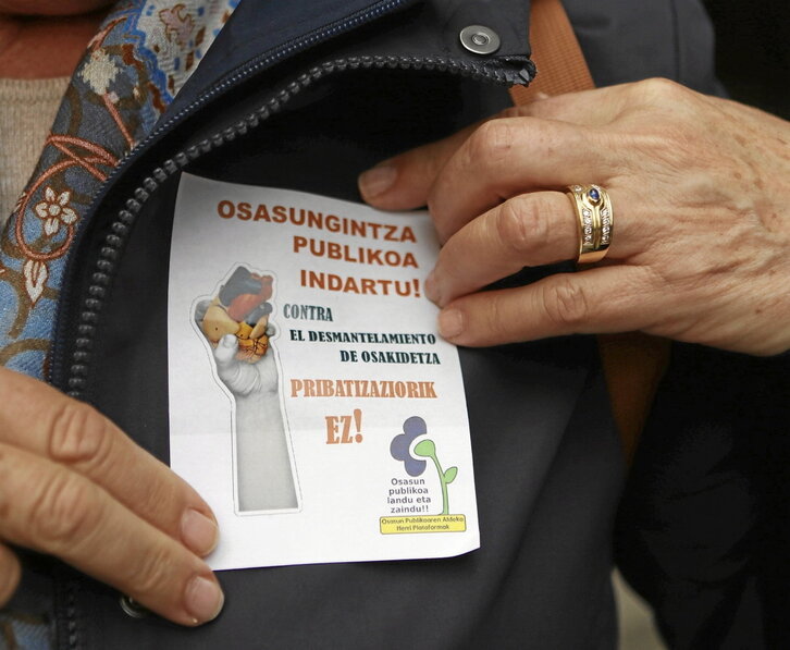 Osasun publikoaren aldeko aldarria soinean.