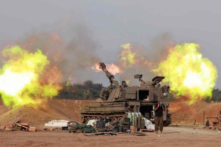  Fuerzas israelíes disparan artillería contra Gaza. 