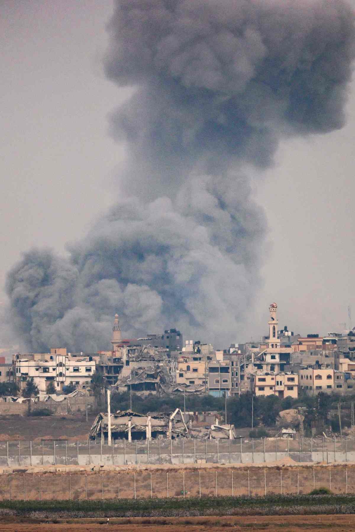 Una columna de humo se eleva tras un bombardeo israelí. (Menahem KAHANA/AFP)