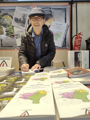 Kepa Diegez  'Eguraldiaren euskara' liburua sinatzen Durangoko Azokan