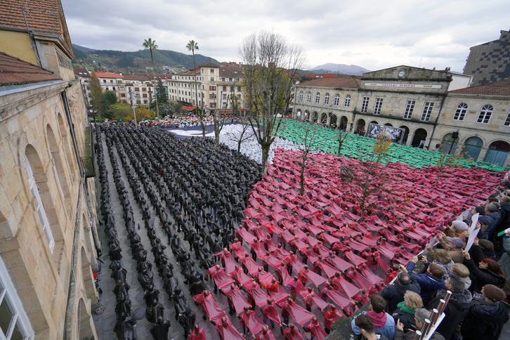 Milaka pertsonen artean mosaiko erraldoi bat osatu dute Gernikako Pasealekuan.