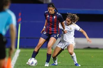 Al margen del resultado, el Eibar espera mostrarse tan competitivo ante el Barcelona como lo fue ante el Real Madrid. En la imagen, Andrea Álvarez y Kenti Robles.