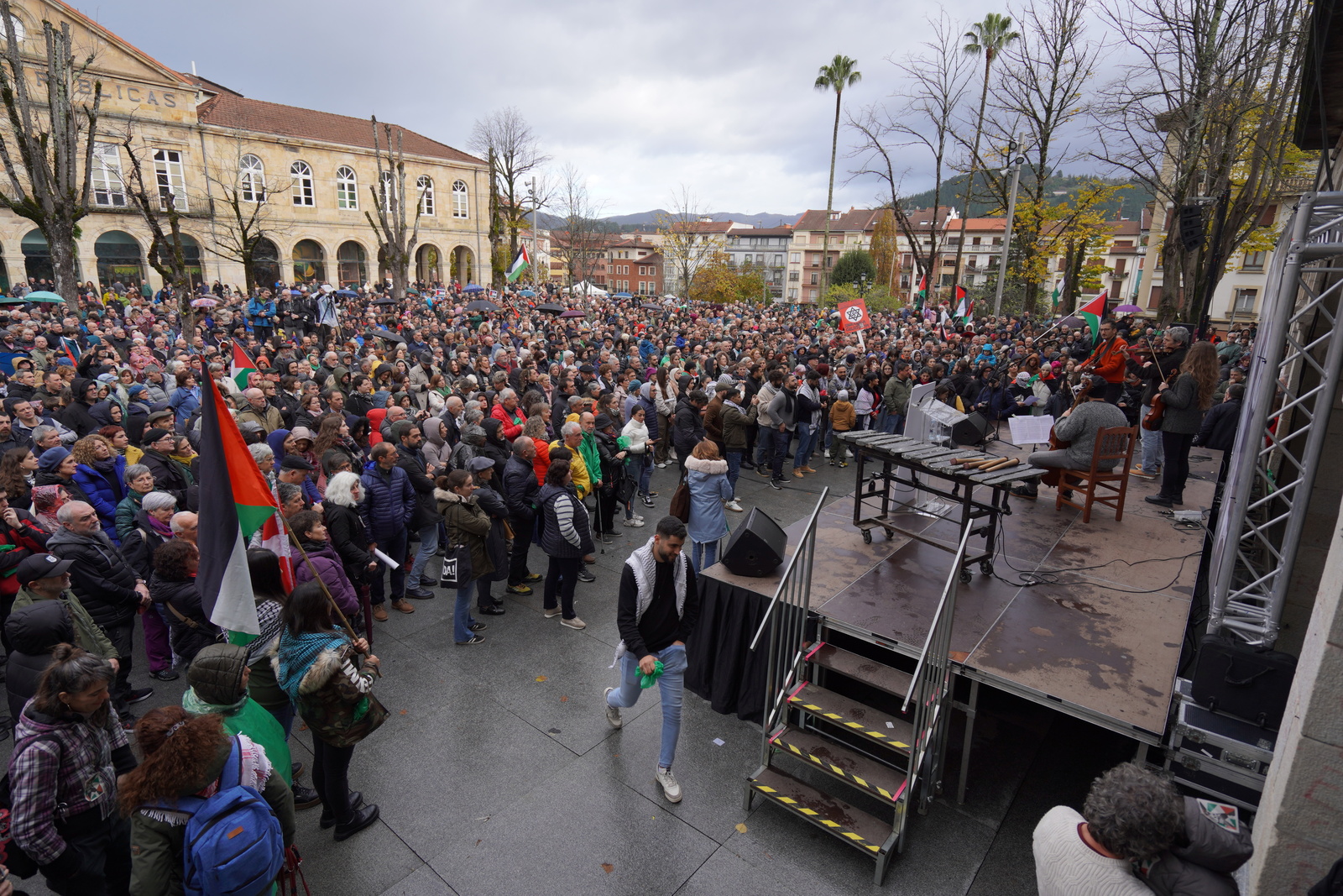 Mosaikoa desegin ostean egin duten ekitaldian ordezkari euskaldunak zein palestinarrak izan dira. (Gotzon ARANBURU/FOKU) Mosaikoa desegin ostean egin duten ekitaldian ordezkari euskaldunak zein palestinarrak izan dira. (Gotzon ARANBURU/FOKU)