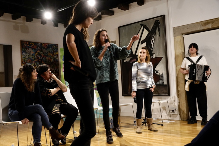 Berta Llos eta Esther Santos, lanean, beste guztiak adi dituztela.