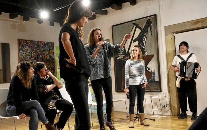 Berta llos eta Esther Santos, lanean, beste guztiak adi dituztela.