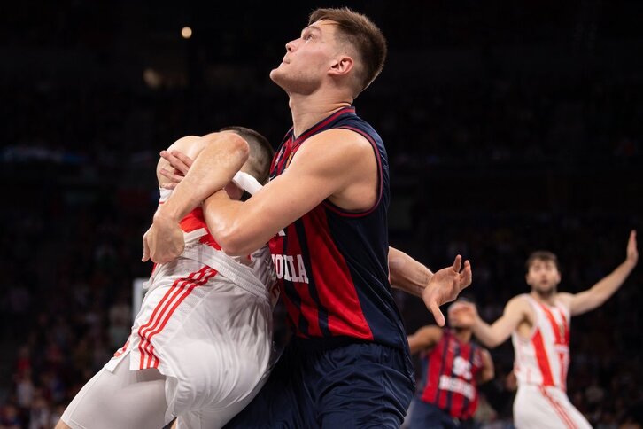 Maik Kotsar, en una acción ante el Estrella Roja.