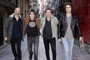 Pozik aurkeztu zuten Bilboko kaleetan Urtz taldekoek beren disko berriena.