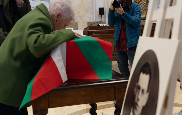 Una emocionada Pepi Berasategi ha recibido los restos de su padre fusilado, Hipólito.