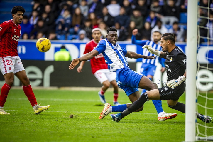 Omorodion ha fallado dos ocasiones claras antes de marcar otros dos goles en fuera de juego.