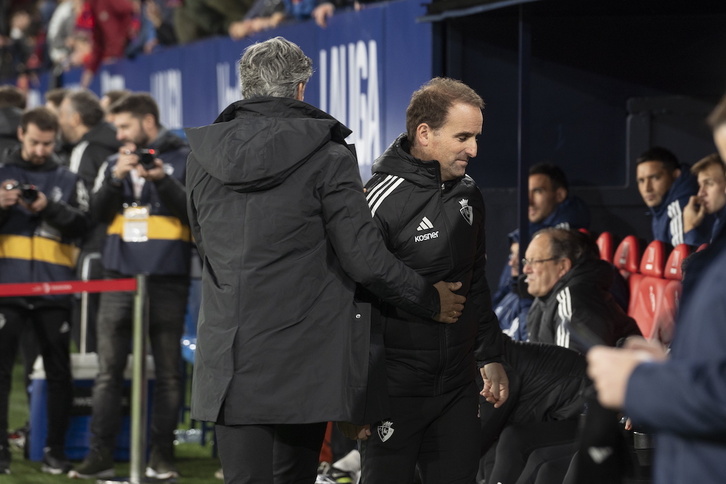 Jagoba Arrasate se dirige hacia su banquillo después de saludar a Imanol Alguacil, técnico de la Real.