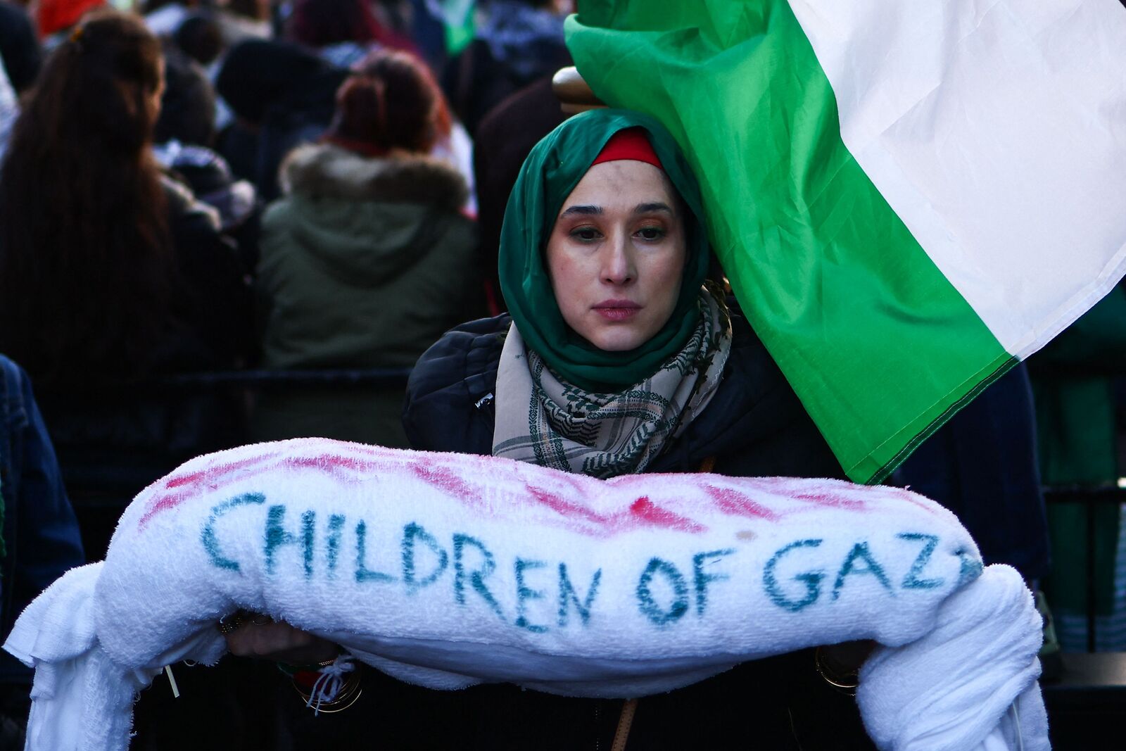 Una mujer asiste a una Marcha Nacional por Palestina en el centro de Londres. (Henry NICHOLLS/AFP) Una mujer asiste a una Marcha Nacional por Palestina en el centro de Londres. (Henry NICHOLLS/AFP)