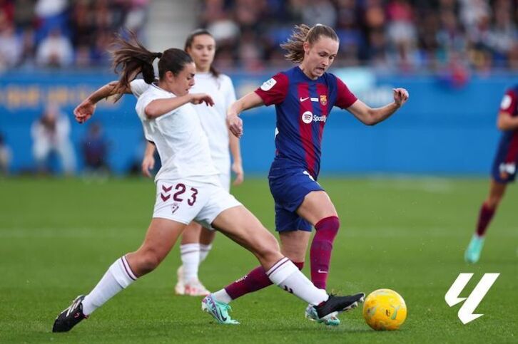 Eider Arana intenta arrebatar el balón a Graham Hansen, que ha roto el partido en la segunda parte.