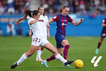 Eider Arana intenta arrebatar el balón a Graham Hansen, que ha roto el partido en la segunda parte.