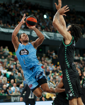 Anderson Sacha Killeya-Jonesen aurrean saskira begira. Hegalekoa zital aritu da azken minutuetan.