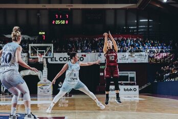 Laia Flores ha sido el estilete ofensivo clave del triunfo de Lointek Gernika ante Perfumerías Avenida.