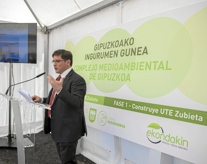 Carlos Abilio, representante de Urbaser, el día en que se colocó la primera piedra de la incineradora de Gipuzkoa, cofinanciada por el BEI. A la derecha, sede del Banco Europeo de Inversiones en Luxemburgo.