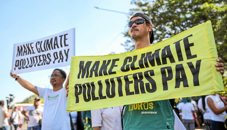 Protesta Filipinetan, Dubain egiten ari den COP28ko agintariei eskatzeko kutsatzaileei ordainarazi diezaiotela.