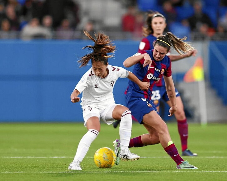 Honoka intenta proteger el balón ante Mariona.