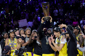 LeBron James alza para los Lakers el primer trofeo «In-Season Tournament» de la NBA.