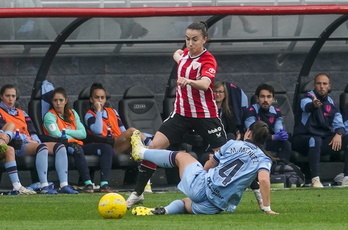 María Méndez intenta frenar el avance de Azkona, autora del gol rojiblanco.
