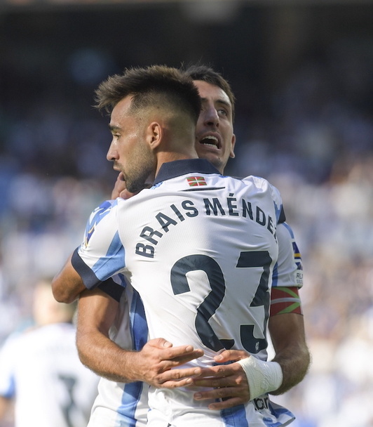 Brais Méndez se abraza con Oyarzabal.