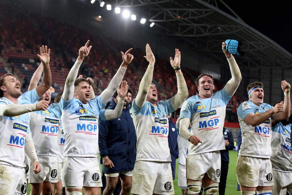 Aviron taldeko jokalariak Munsterren kontrako berdinketa ospatzen. (Paul FAITH / AFP) Aviron taldeko jokalariak Munsterren kontrako berdinketa ospatzen. (Paul FAITH / AFP)