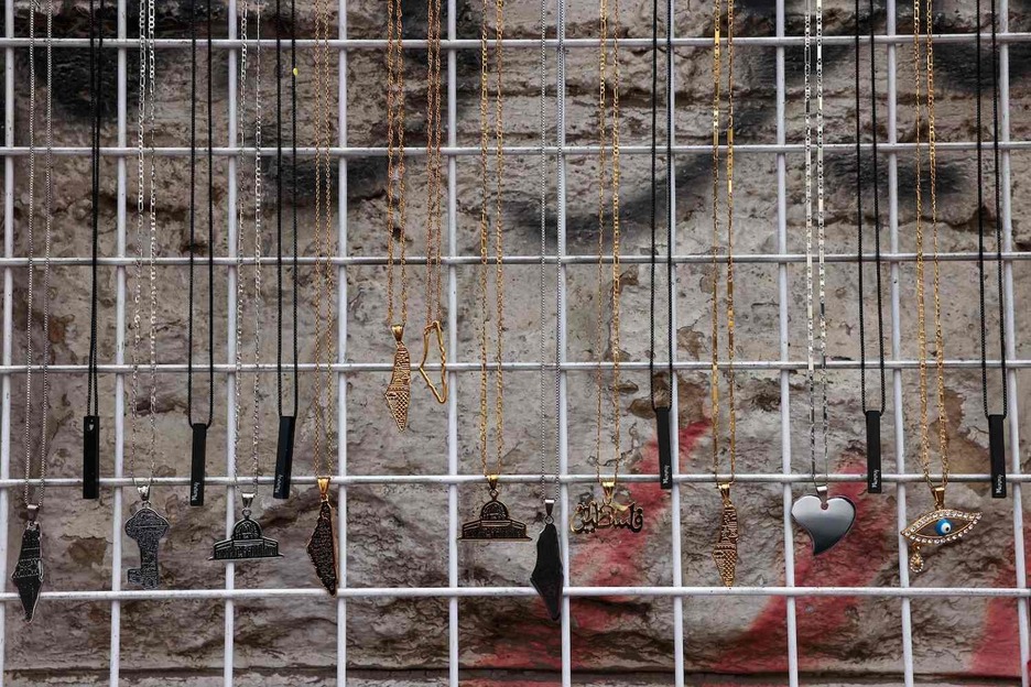 Un joyero palestino muestra colgantes de plata que representan símbolos nacionales en un taller de Hebrón, en Cisjordania ocupada, el 10 de diciembre de 2023, para mostrar su apoyo a Gaza. Un joyero palestino muestra colgantes de plata que representan símbolos nacionales en un taller de Hebrón, en Cisjordania ocupada, el 10 de diciembre de 2023, para mostrar su apoyo a Gaza.