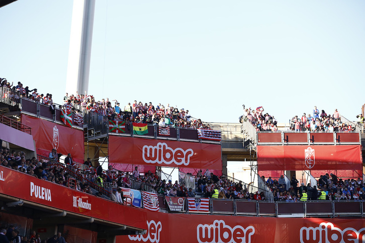 Aficionados del Athletic en las gradas del Nuevo Los Cármenes.