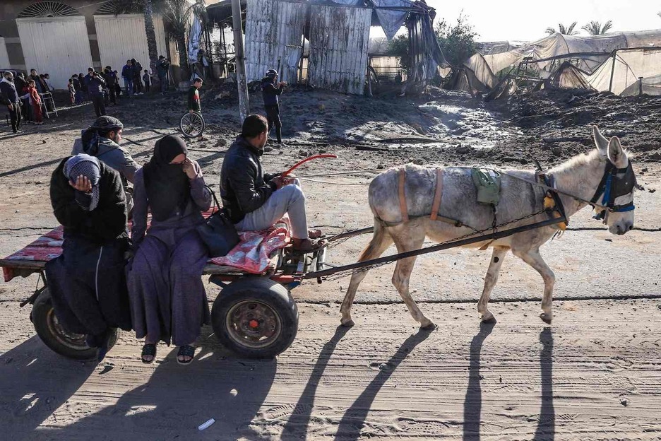 Palestinos utilizan un carro tirado por un burro para huir de Jan Yunis. Palestinos utilizan un carro tirado por un burro para huir de Jan Yunis.