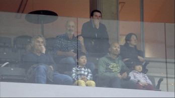 Kazuya Hiraide alpinista japoniarra eta bere familia, Binakako txapelketako pilota partida ikusten, Bilbon.