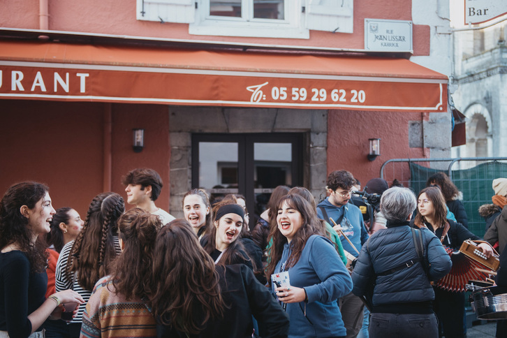 Gazteez gaizki esaka aritzea aspaldiko kirola da. Irudian, Hazparnen ospatutako Gazte Eguneko une bat.