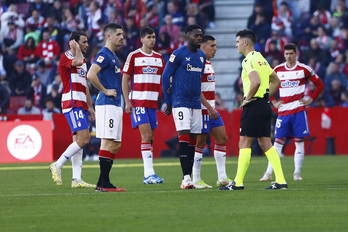 Aficionados del Athletic en las gradas del Nuevo Los Cármenes.