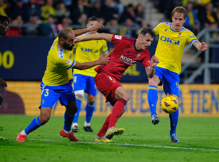 Budimir, autor del gol rojillo, trata de avanzar ante la presión de Fali. 