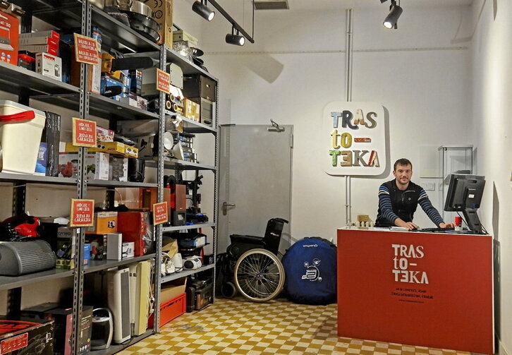 Aritz Txokarro, en la Trastoteka en la que han convertido las taquillas de la Tafallesa.