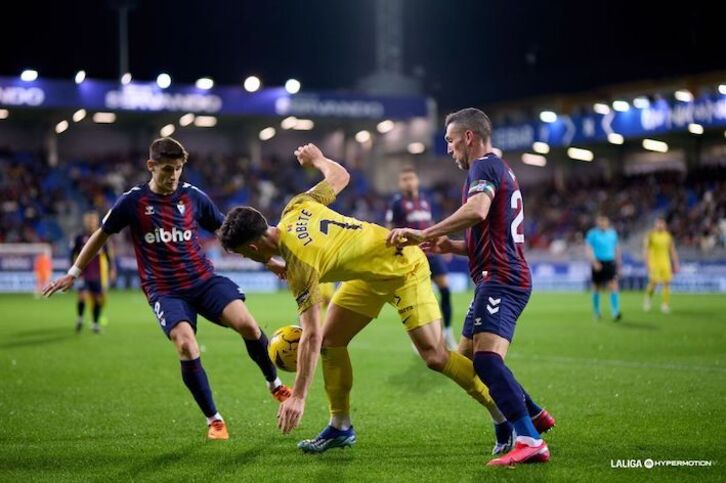 Lobete intenta proteger el balón entre Cristian y Arbilla.