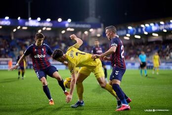 Lobete intenta proteger el balón entre Cristian y Arbilla.
