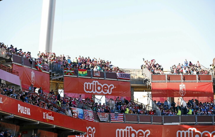 Aficionados del Athletic en las gradas del Nuevo Los Cármenes.