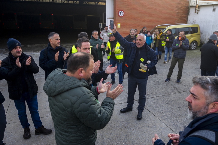 Concentración de trabajadores en las cocheras de Tuvisa durante la jornada de paro de cuatro horas.