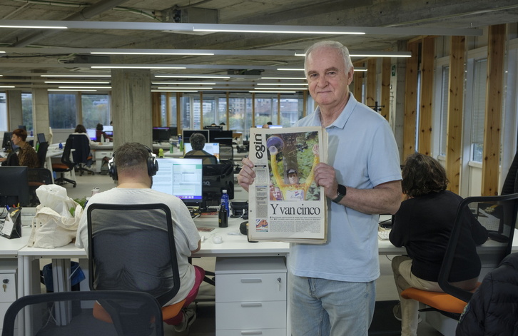 Tito Irazusta posa en la redacción de GARA con el ‘Egin’ del quinto Tour de Indurain que él mismo cubrió y escribió.