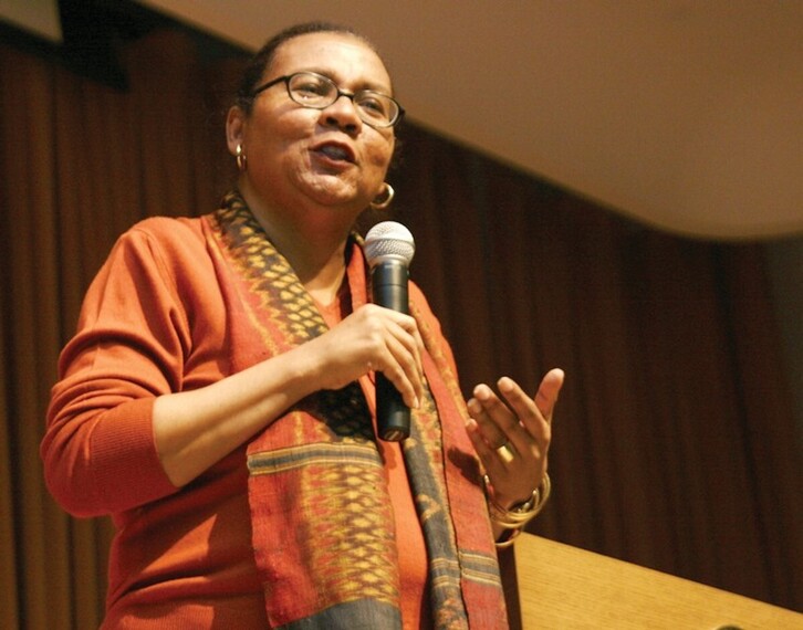 Irudian, bell hooks hitzaldi bat ematen 2009an.